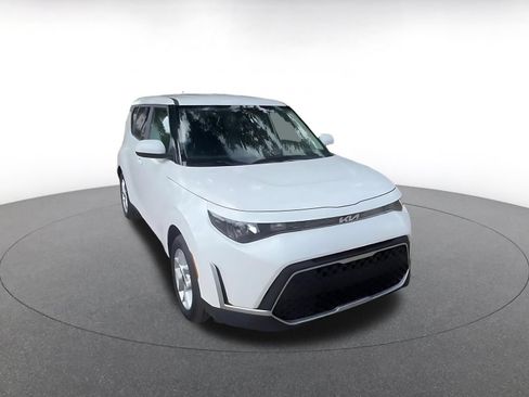 Used 2025 Kia Soul LX w/ LX Technology Package FWD image 3