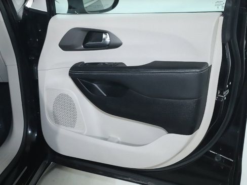 Used 2024 Chrysler Pacifica Touring-L FWD image 31