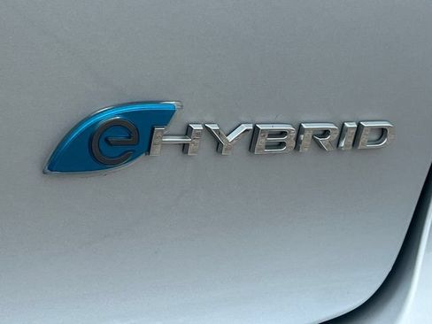Used 2023 Chrysler Pacifica Touring-L FWD image 2