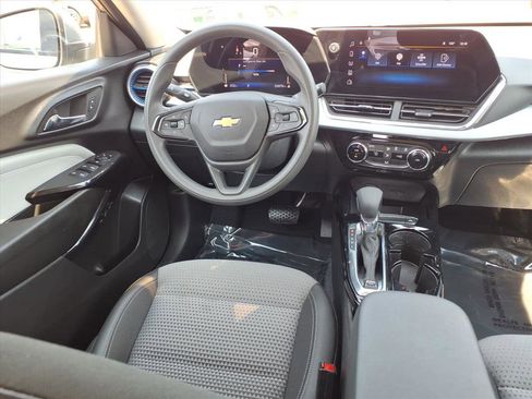 Used 2025 Chevrolet Trax LT image 4