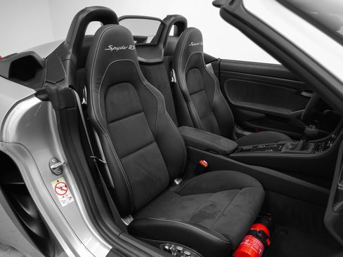 Certified 2025 Porsche 718 Boxster Spyder RS RWD image 29