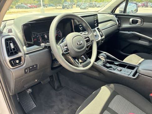 Used 2021 Kia Sorento LX FWD image 2