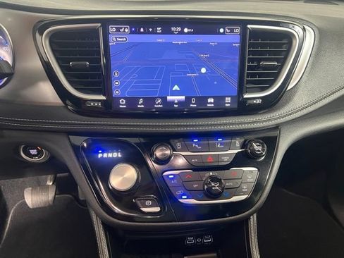Certified 2025 Chrysler Pacifica Limited FWD image 23