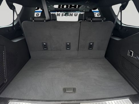 Used 2024 Chevrolet Suburban Z71 w/ Luxury Package image 11