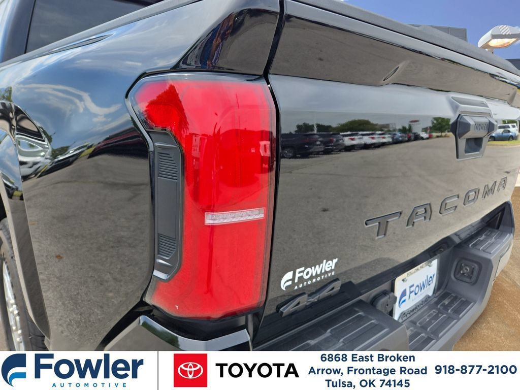 Certified 2025 Toyota Tacoma SR5 AWD/4WD image 30