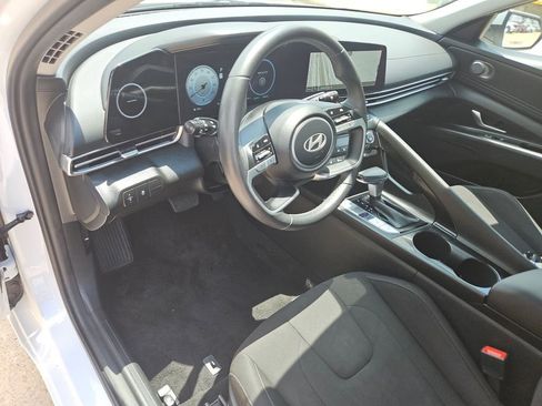 Used 2025 Hyundai Elantra SEL FWD image 15