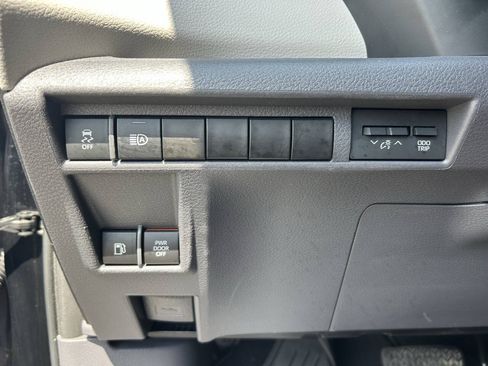 Used 2023 Toyota Sienna XLE FWD image 33