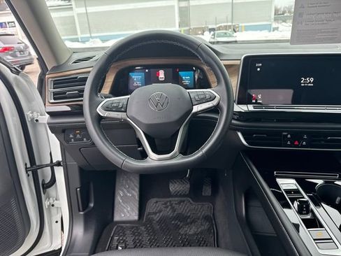 Used 2024 Volkswagen Atlas SE w/ Panoramic Sunroof Package image 17