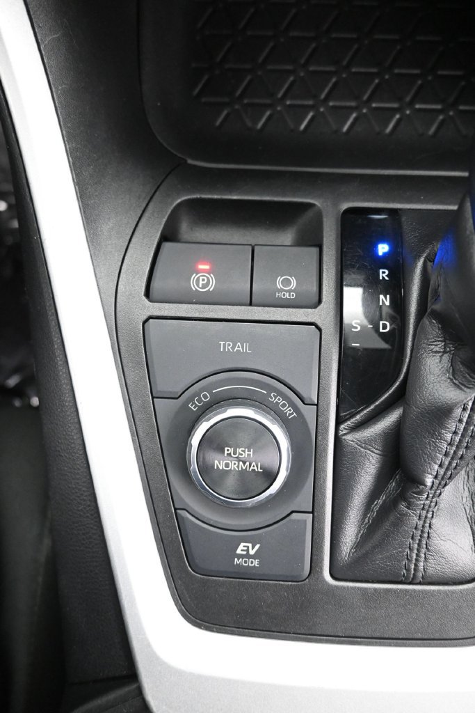 Used 2021 Toyota RAV4 LE AWD/4WD image 22