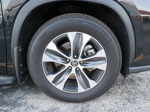 Used 2025 Toyota Highlander XLE image 13