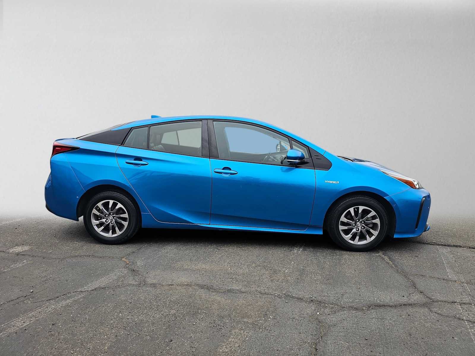 Used 2019 Toyota Prius XLE w/ Premium Convenience Package FWD image 2