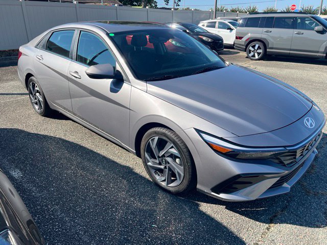Used 2025 Hyundai Elantra Limited FWD image 2