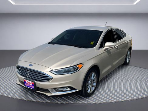 Used 2017 Ford Fusion SE FWD image 2