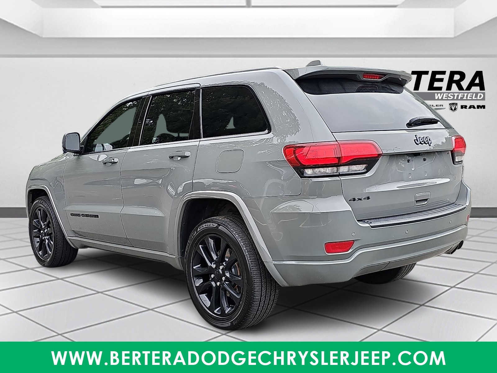 Used 2020 Jeep Grand Cherokee Altitude AWD/4WD image 4