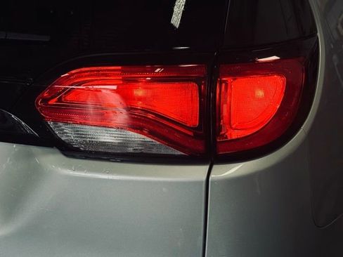 Used 2023 Chrysler Voyager LX image 7