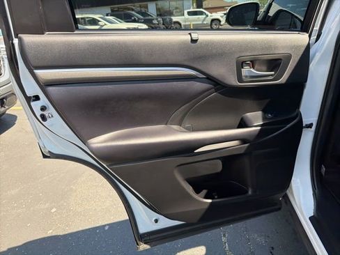 Used 2019 Toyota Highlander AWD V6 image 14