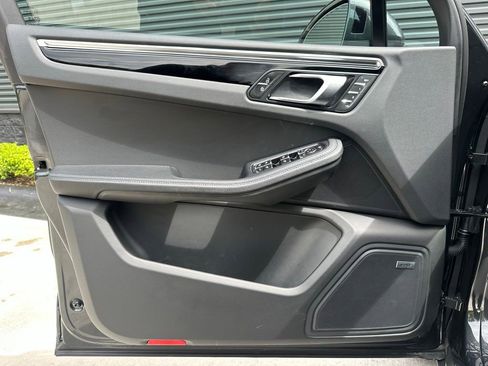 Certified 2025 Porsche Macan AWD/4WD image 16