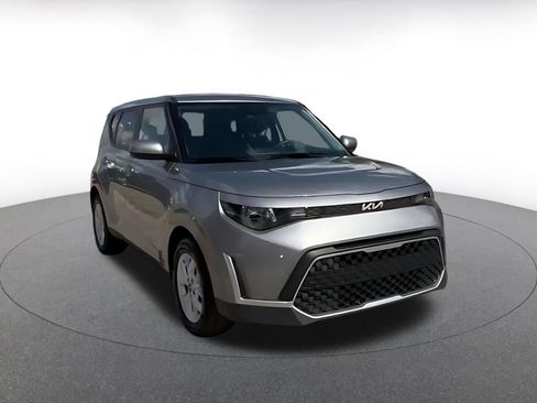 Used 2025 Kia Soul LX w/ LX Technology Package FWD image 3