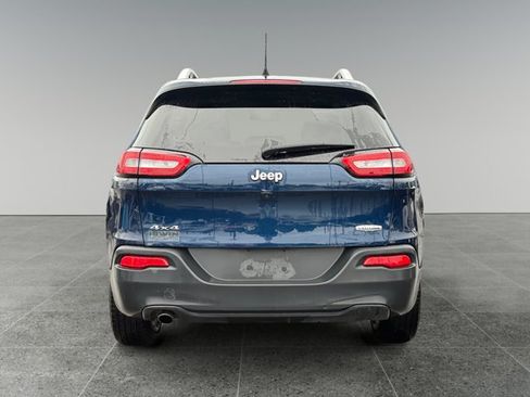 Used 2018 Jeep Cherokee Latitude Plus w/ Cold Weather Group AWD/4WD image 5