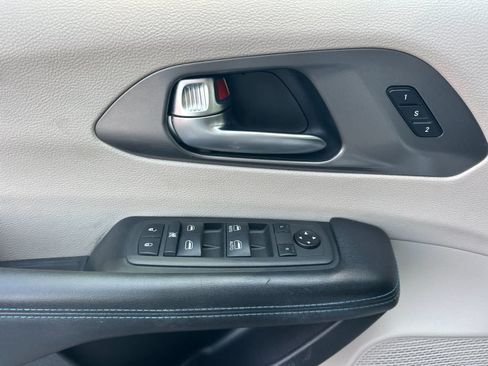 Used 2021 Chrysler Pacifica Touring-L FWD image 13