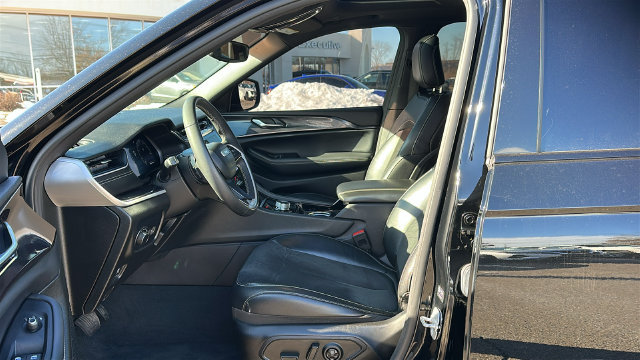 Used 2023 Jeep Grand Cherokee Altitude AWD/4WD image 9