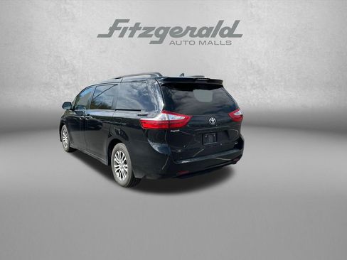 Used 2018 Toyota Sienna XLE image 5