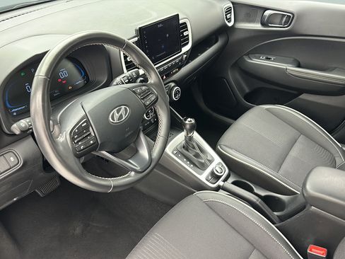 Used 2025 Hyundai Venue Limited FWD image 11
