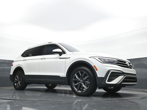 Used 2023 Volkswagen Tiguan SE w/ Panoramic Sunroof Package FWD image 21