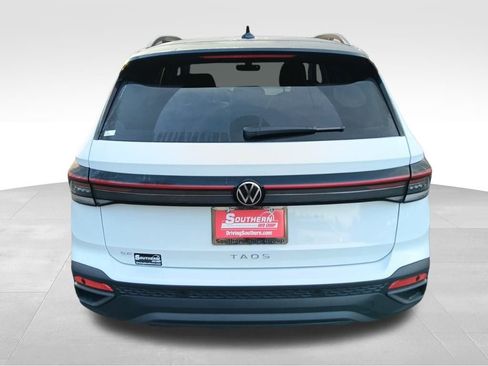 Used 2025 Volkswagen Taos SE image 4