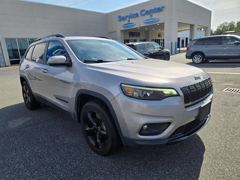 Used 2019 Jeep Cherokee Latitude Plus AWD/4WD image 3