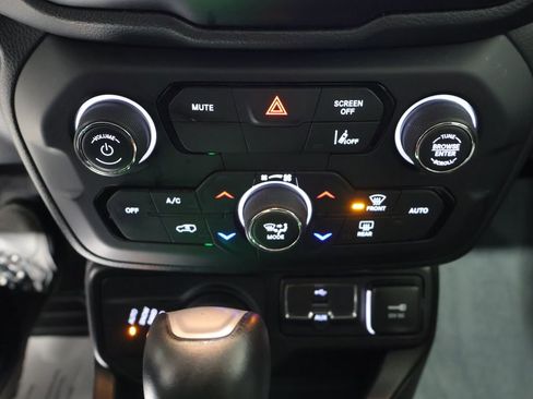 Used 2023 Jeep Renegade Latitude AWD/4WD image 35