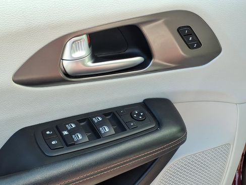 Used 2020 Chrysler Pacifica Touring-L Plus FWD image 15