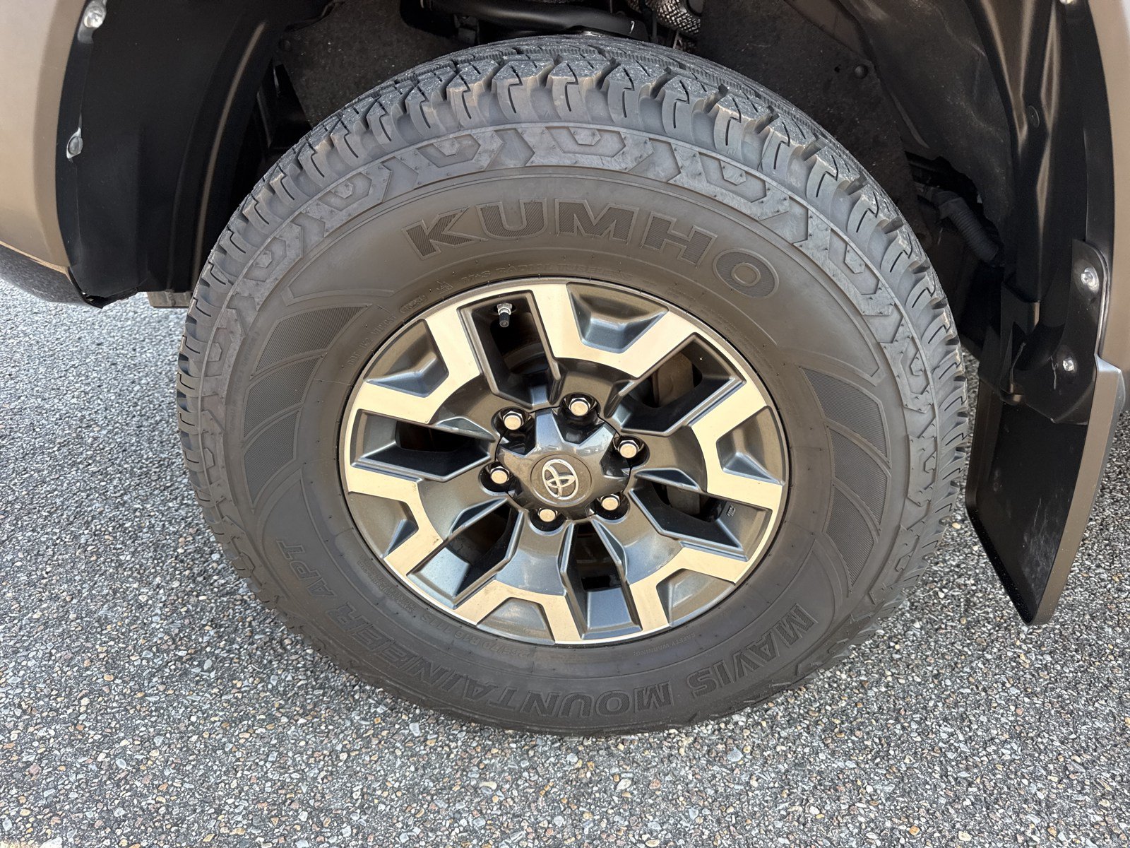 Used 2018 Toyota Tacoma TRD Off-Road w/ Technology Package AWD/4WD image 10