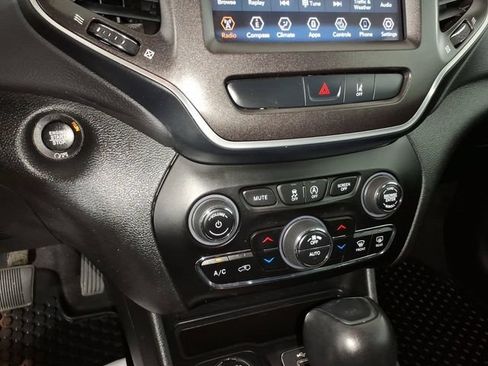 Used 2022 Jeep Cherokee Trailhawk w/ Comfort/Convenience Group AWD/4WD image 23