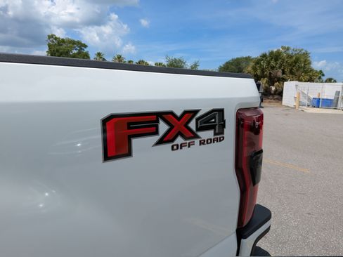 Used 2021 Ford F250 Lariat w/ Lariat Ultimate Package AWD/4WD image 11