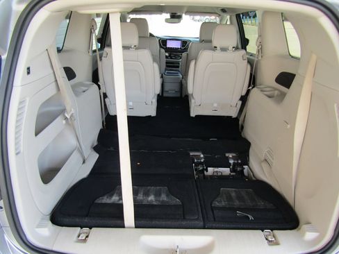 Used 2021 Chrysler Pacifica Touring-L FWD image 35