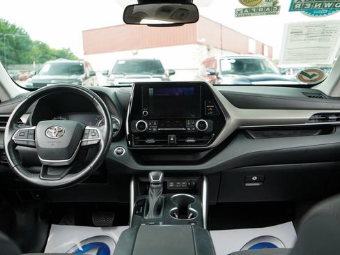 Used 2023 Toyota Highlander LE AWD/4WD image 9