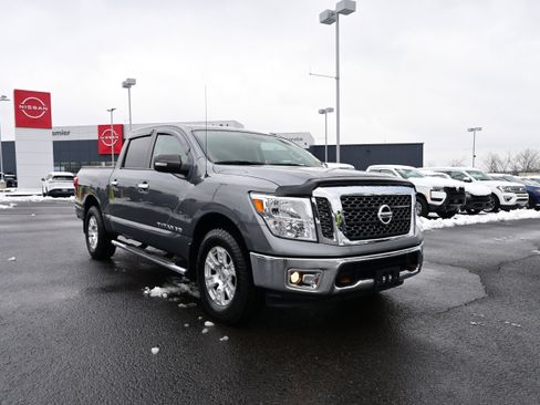 Used 2018 Nissan Titan SV image 2