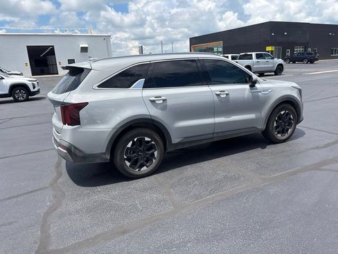 Used 2024 Kia Sorento S w/ Panoramic Sunroof Package FWD image 9