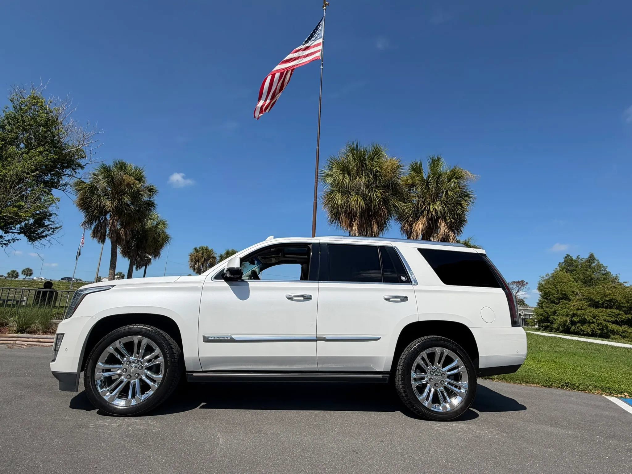 Used 2018 Cadillac Escalade Premium Luxury w/ LPO, Radiant Package RWD image 38
