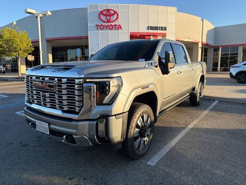 Used 2024 GMC Sierra 2500 Denali w/ Denali Reserve Package AWD/4WD image 2