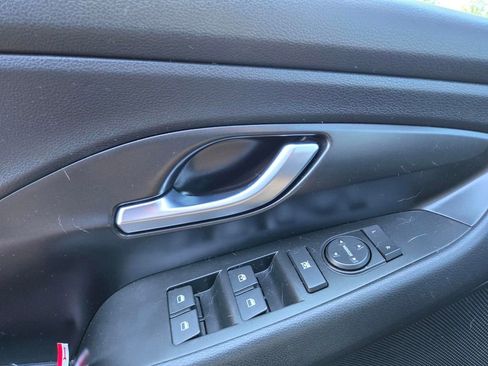 Used 2020 Hyundai Elantra GT w/ Style Package 02 FWD image 11