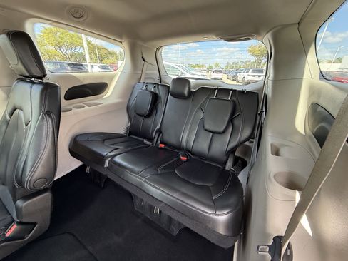 Used 2023 Chrysler Pacifica Touring-L image 30