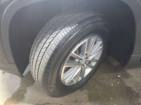 Used 2023 Chevrolet Traverse LT image 32