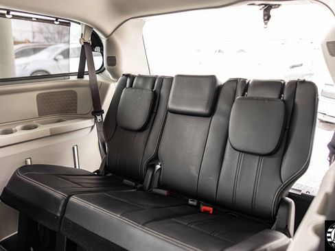 Used 2015 Chrysler Town & Country Touring-L w/ Driver Convenience Group image 23