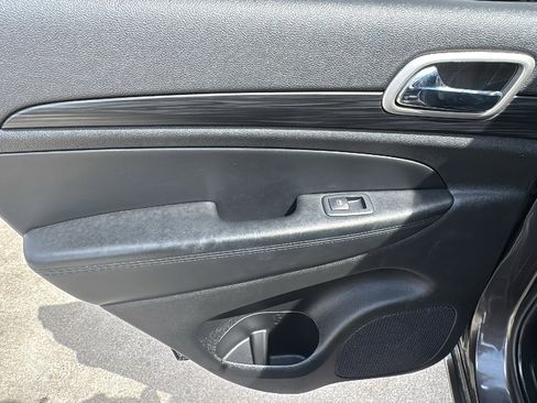 Used 2020 Jeep Grand Cherokee Altitude image 15