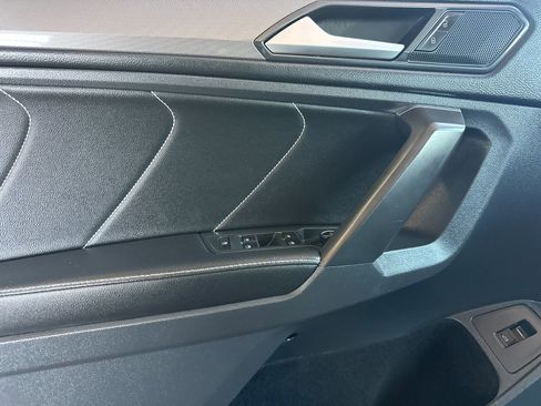 Used 2022 Volkswagen Tiguan SE image 11