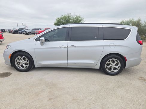 Used 2022 Chrysler Pacifica Limited FWD image 6