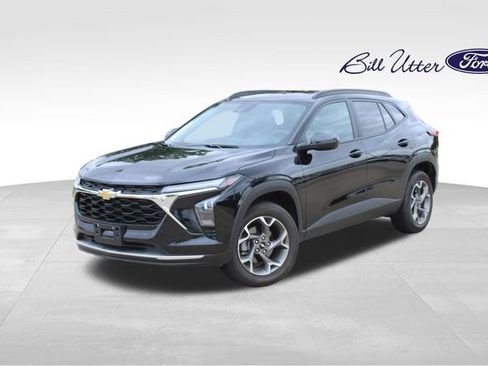 Used 2025 Chevrolet Trax LT FWD image 1