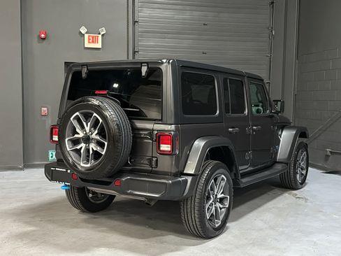 Used 2024 Jeep Wrangler Unlimited w/ Convenience Group AWD/4WD image 4